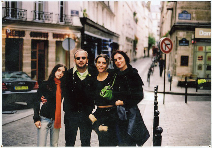 Em viagem a Paris em 2004 com as filhas Isabel e Chica, e a mulher, Mariza