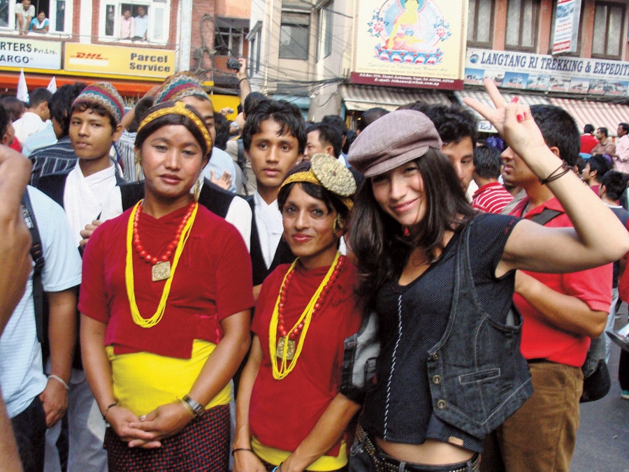 Elka, de preto, na Primeira Parada Gay do Nepal