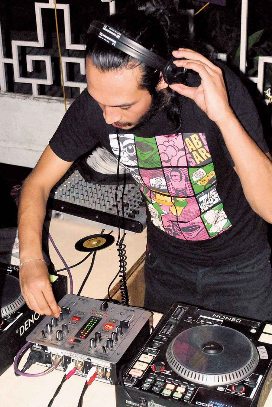 DJs e bar que serve caipirinha agitam as noites de sexta-feira