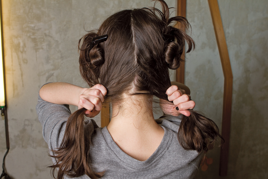 1. Divida o cabelo em quatro partes, duas dos lados e duas atrás. Não se preocupe com a simetria. Prenda cada tufinho de cabelo com presilhas de plástico