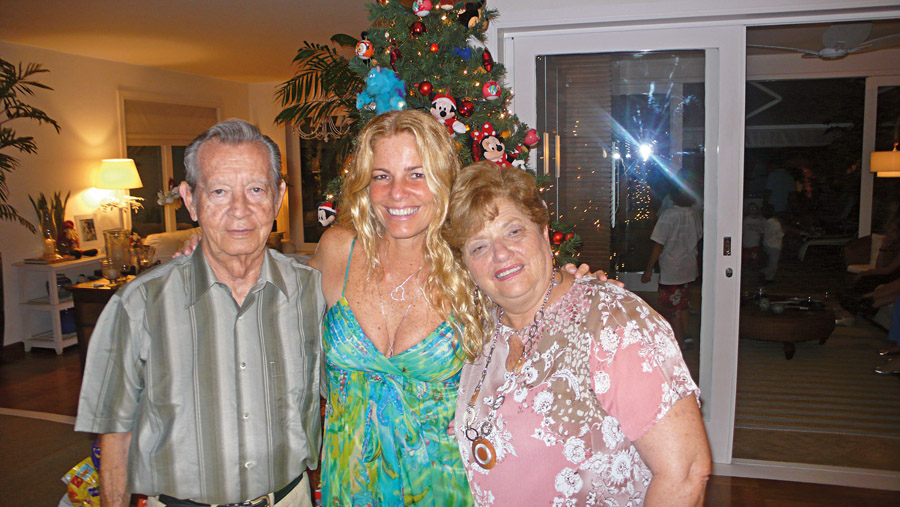 Em sua casa, com os pais, Francisco e Marise, no Natal de 2007