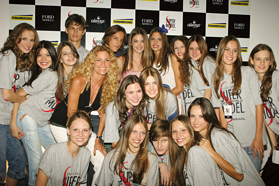 Denise com as concorrente do Supermodel Brazil 2005