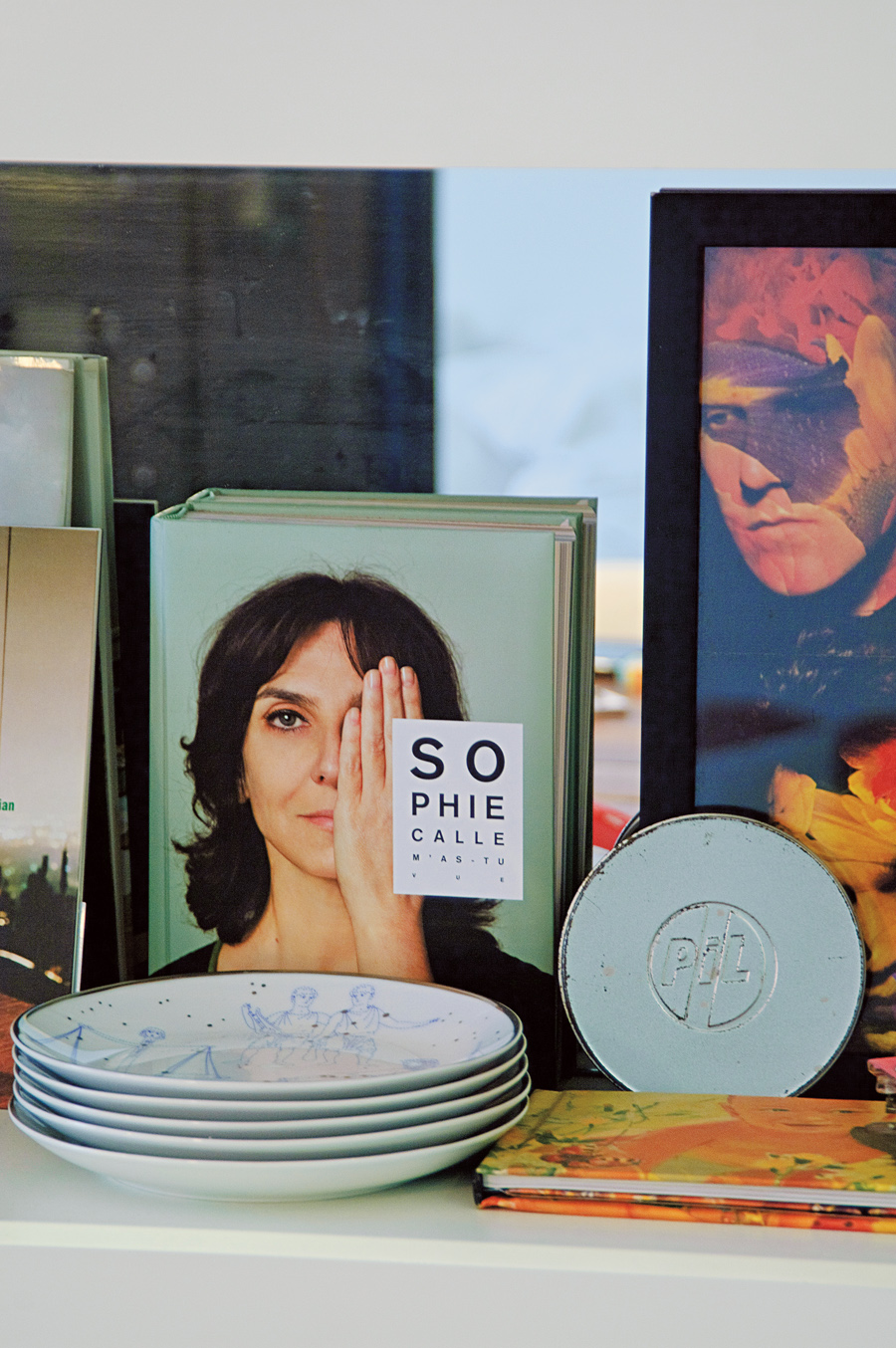 Coisas dela Na estante, o livro da artista plástica francesa Sophie Calle, que Valérie adora, e as louças que trouxe de viagem recente a Nova York
