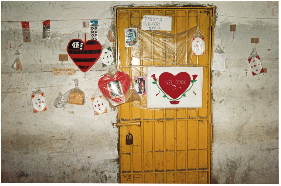 Imagens de celas, clicadas por presidiários com câmeras descartáveis, para um concurso de fotos organizado por Julita, em 2004