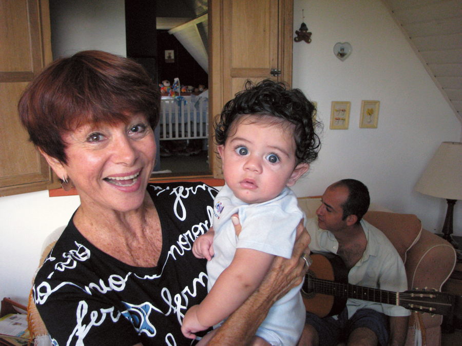 Com o neto, Artur, filho de Diego e fundo de tela do iPhone de Julita