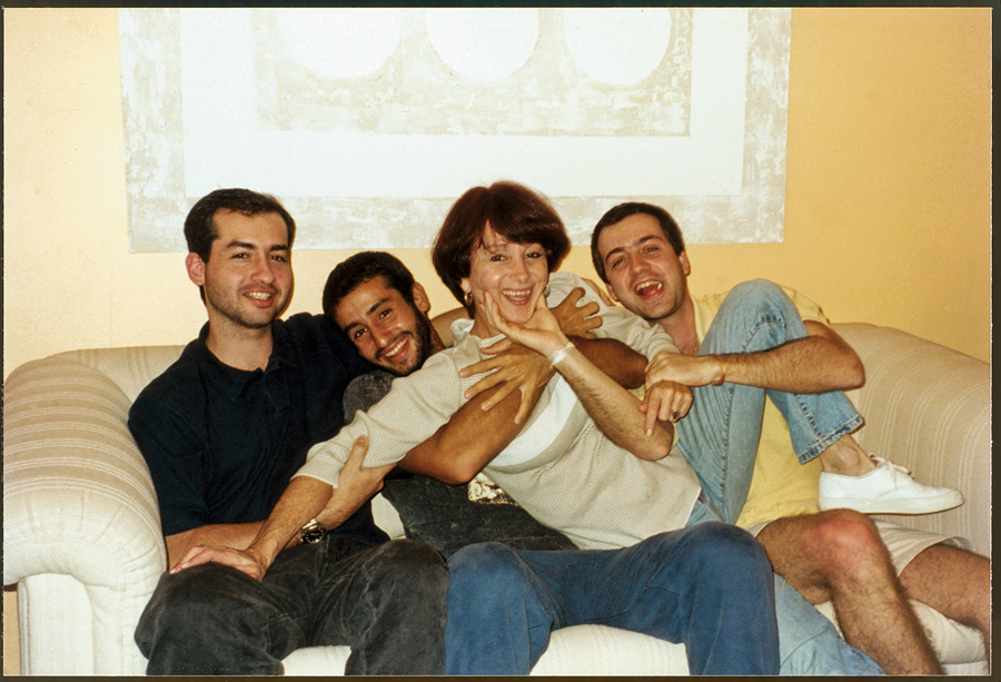Entre os filhos, Diego, Tiago e Rodrigo, no Natal de 2002