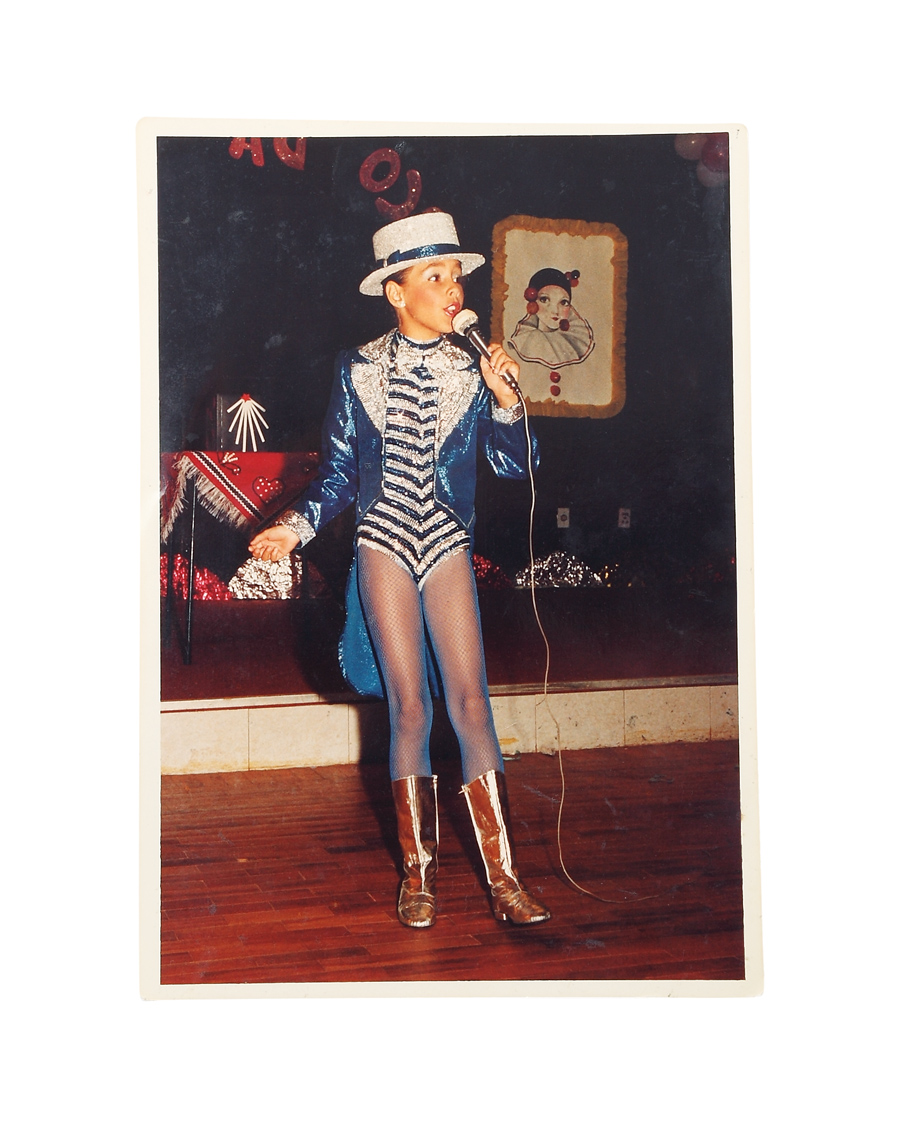 8. Foto de quando tinha 8 anos de idade “De apresentadora de circo. Até hoje tento aflorar este meu lado artístico.”