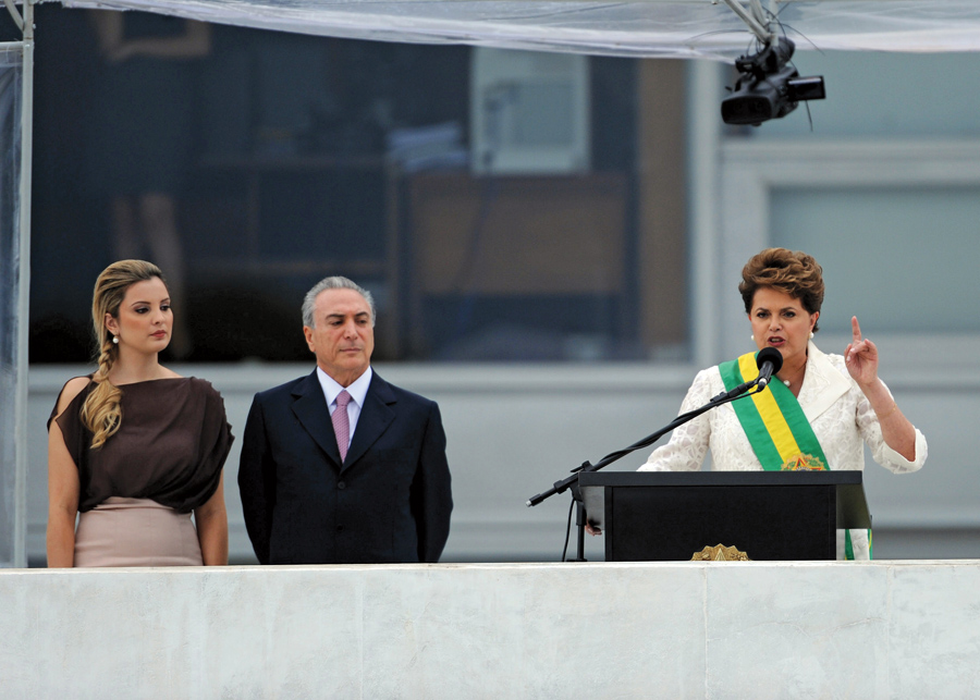 Marcela no tão comentado vestido, ao lado do marido, Michel Temer, e da presidente Dilma Rousseff, no dia da posse