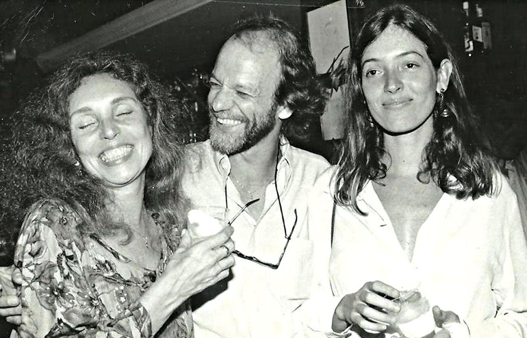 Maria Lucia ao lado de Chico (dono do restaurante Guimas) e a filha, Joana Medeiros, nos anos 80
