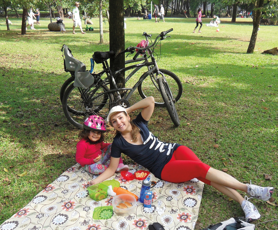 Maristela Lobo, 31 anos, cirurgiã-dentista: “Fui de bicicleta fazer um piquenique com minha filha no parque do Ibirapuera. Nunca tinha feito, foi muito legal.”