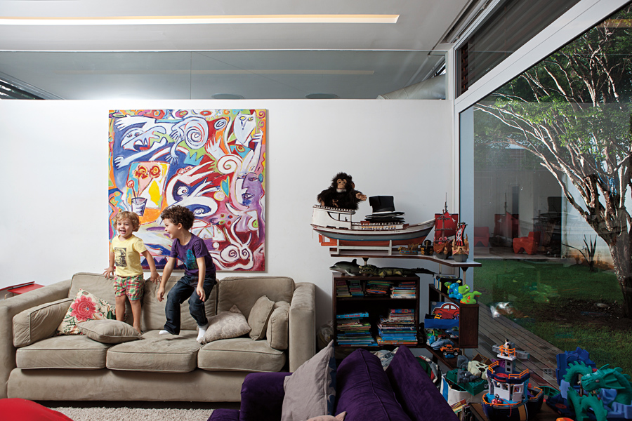 Sala de brinquedo: o quadro é do artista Paulo Consentino. O sofá da Montenapoleone foi trazido da antiga casa do casal, e a poltrona roxa é do Depósito Santa Fé.