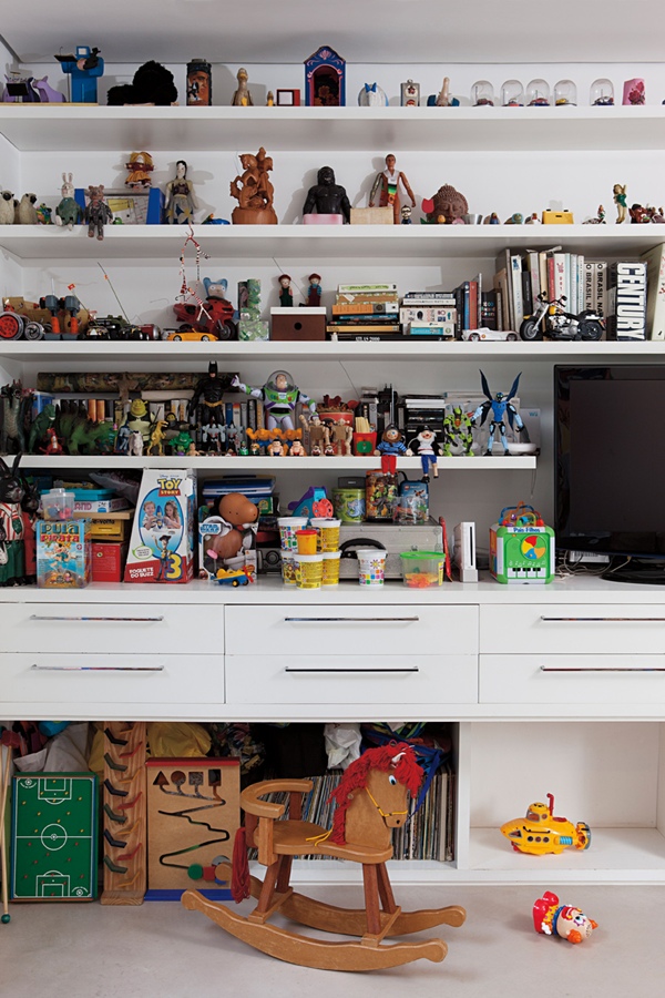 Junto e misturado: feita sob medida, a estante da sala de TV hoje mistura brinquedos e objetos trazidos de viagens
