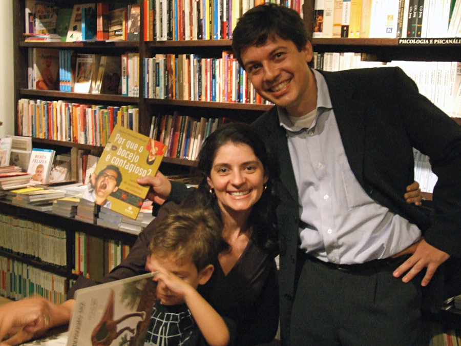 Em 2007, com Bernardo, colega de faculdade no lançamento do livro Por Que o Bocejo É Contagioso?, no Rio de Janeiro