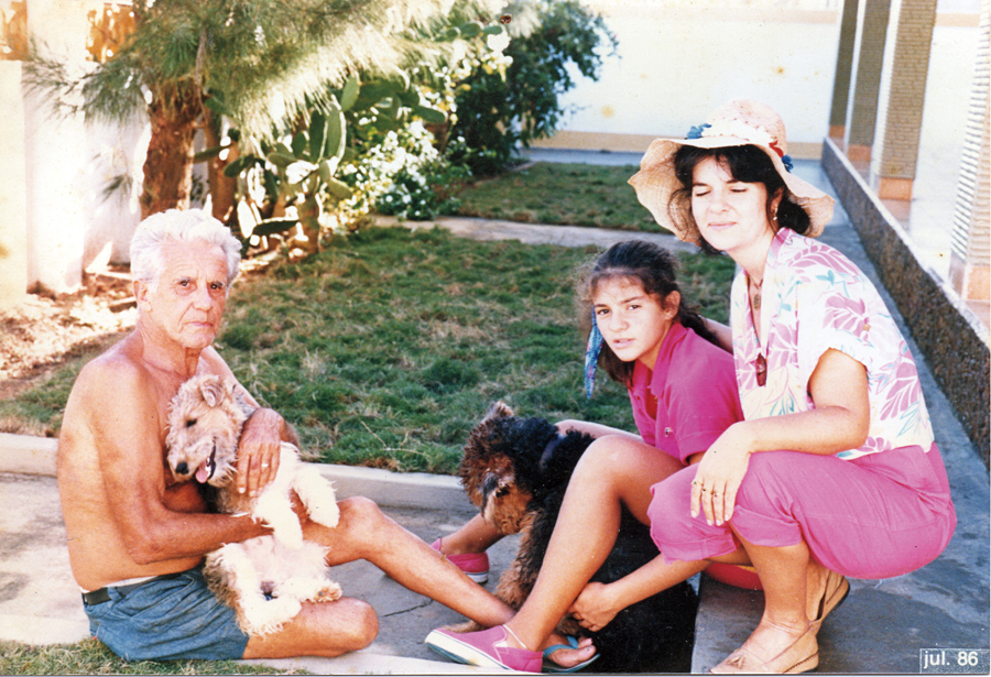 Aos 12 anos, com a mãe e o avô, em Saquarema (RJ), onde a família ainda tem casa