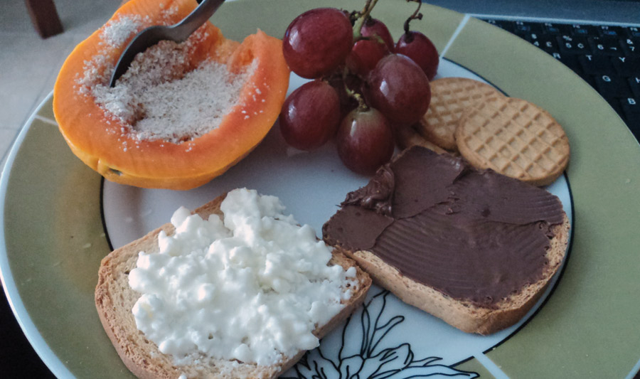 08:30: “Adoro doce no café da manhã. No pão, Nutella. Mas como frutas frescas também”