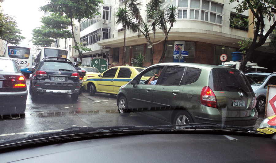 16:00 “O trânsito no Rio é terrível, preciso ter tudo no carro