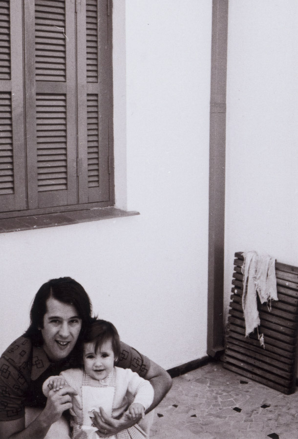 Retratos de família: aos 2 anos, com o pai; e, ao lado, com a mãe, na casa onde ela cresceu, em São Paulo
