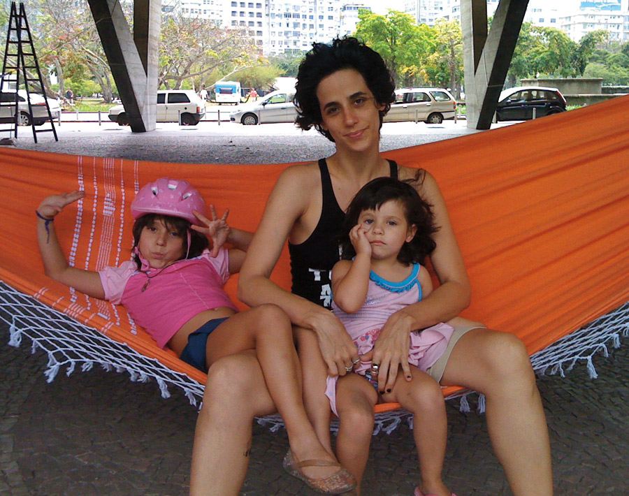 “Supermamãezinha”, com Elena (à esq.), 6 anos, e Antonia, 3, neste ano