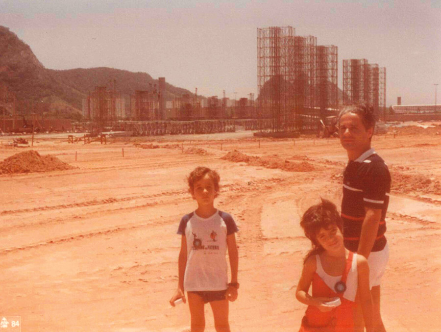 Ao lado do pai e do irmão, Roberta  visita o local em Jacarepaguá  onde aconteceria o primeiro e histórico  Rock in Rio, em 1985