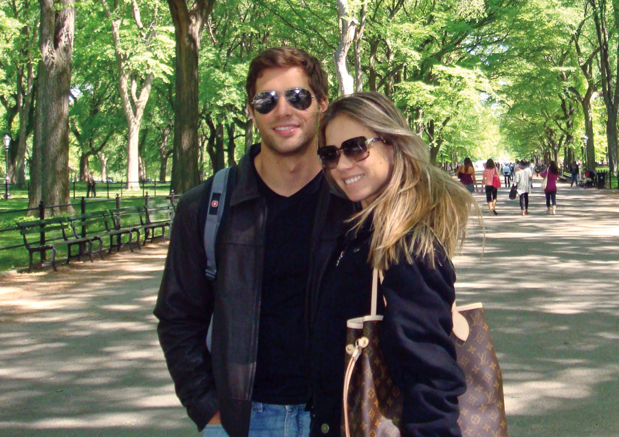 De férias com o marido, Saulo Sabbá, no Central Park, em Nova York, em 2010