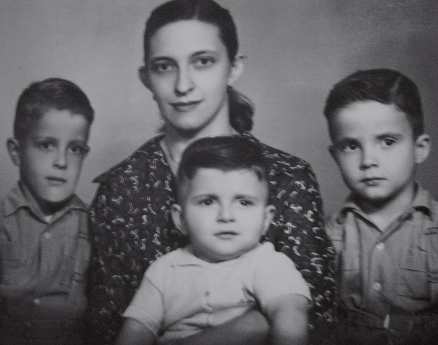 Fábio Jr., à dir., em 1958, com a mãe, dona Nilva, e os irmãos, Danilo e Heraldo, no colo