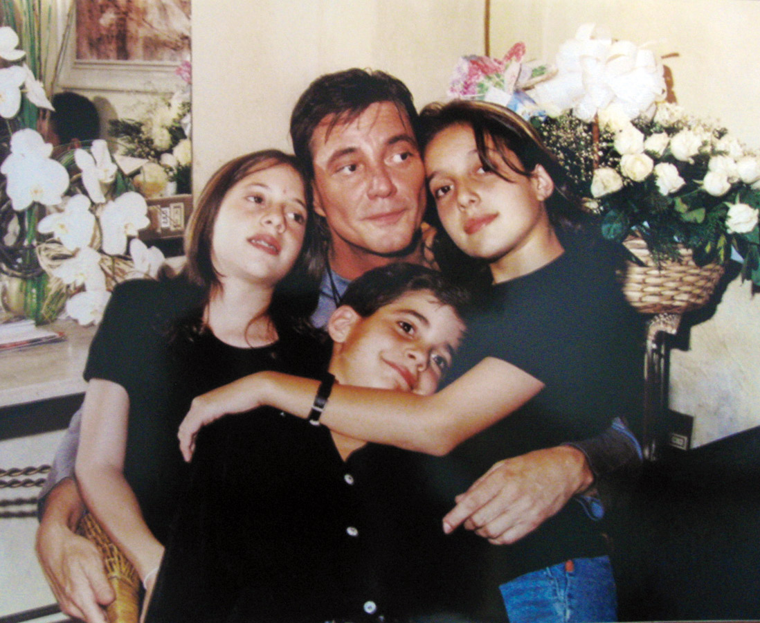 Em 1997, visita dos filhos no camarim do Olympia: Kika, Filipe (Fiuk) e Tainá, de seu casamento com a artista plástica Cristina Karthalian