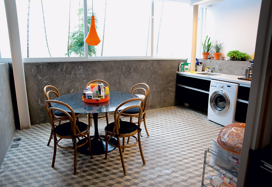 Camuflado l A luminária laranja foi comprada no mercado de pulgas de Paris. A mesa Saarinen tem cadeiras Thonet da Thonart. A cozinha é também a lavanderia da casa: embaixo da pia fica a máquina de lavar e secar roupas