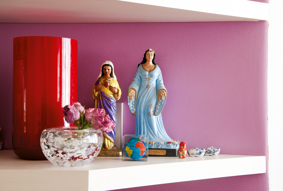 Proteção l Iemanjá e Maria, mãe de Jesus, trazem proteção para a casa. O vaso é da Benedixt