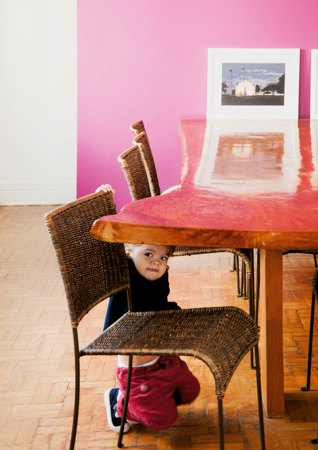 Achou l Manuela se esconde embaixo da mesa do designer Hugo França. As cadeiras de vime são da Tok & Stok