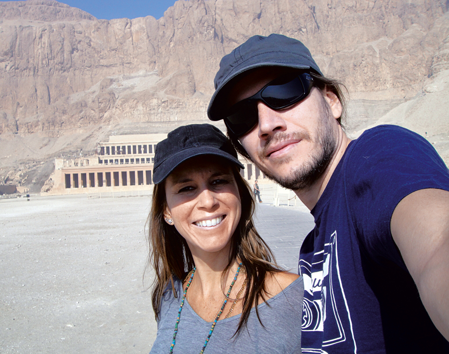 Sarah e o marido, Thiago, no Egito, em 2010