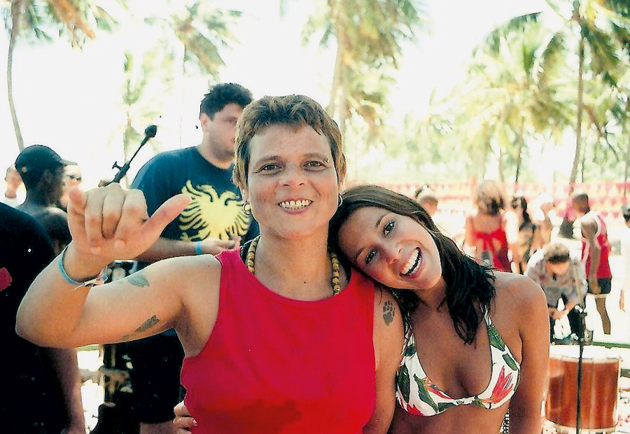 Ao lado da cantora Cássia Eller, no Luau MTV, em 2001