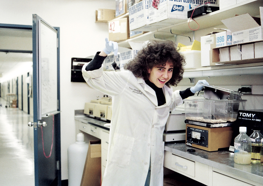 Com um ratinho  de laboratório – literalmente, Em 1994, último ano de doutorado, no Mount  Sinai (NY)