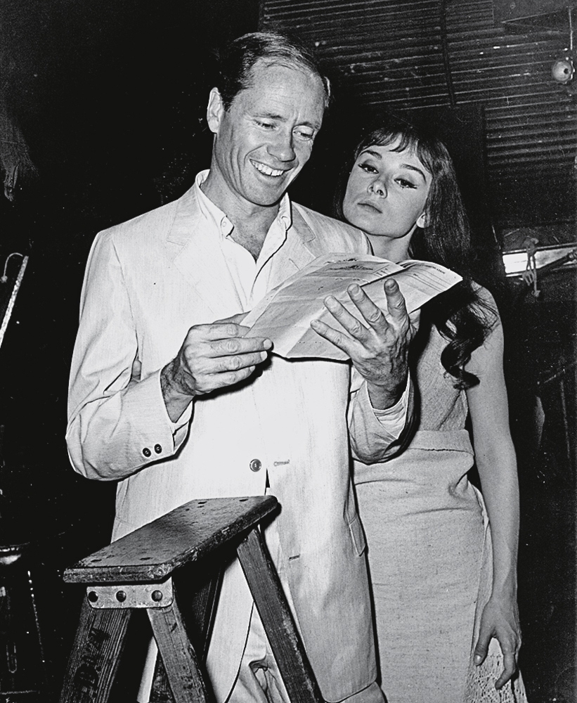 Audrey Hepburn com o marido, Mel Ferer, nos bastidores de Bonequinha de luxo