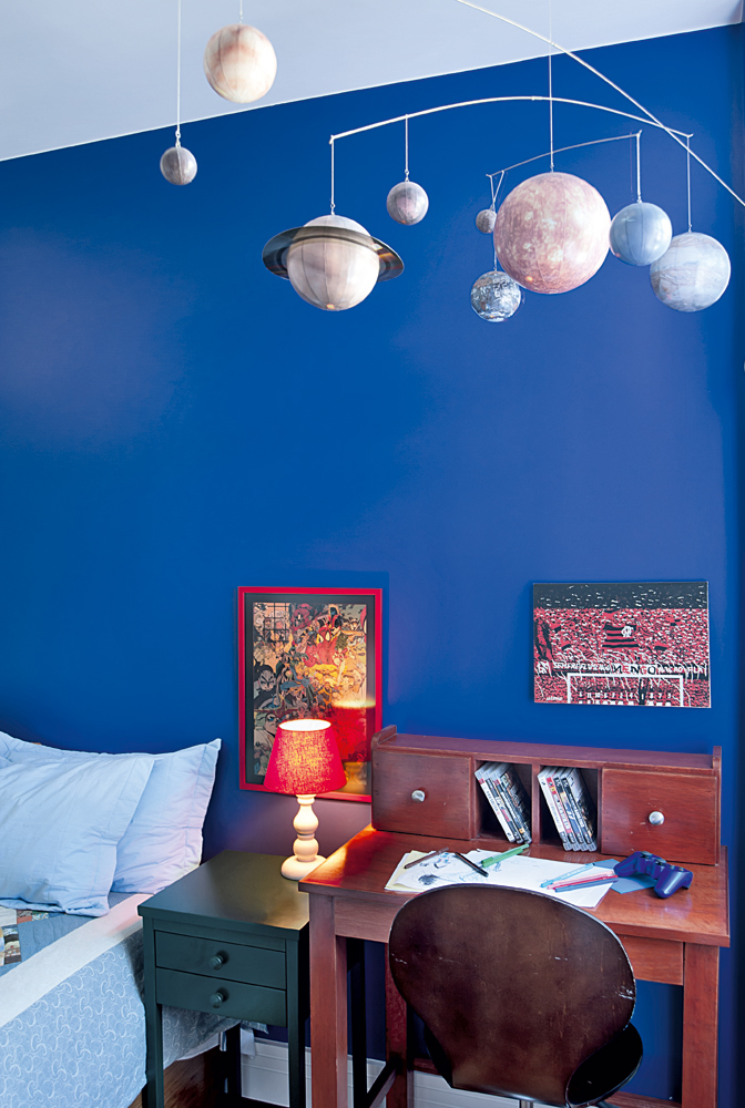 De menino:  O quarto do enteado foi pintado de azulão e tem a cama da época em que Fernanda morava com os pais. O móbile de planetas é da Secrets de Famille. A escrivaninha ela mandou fazer a partir de um móvel que viu numa revista