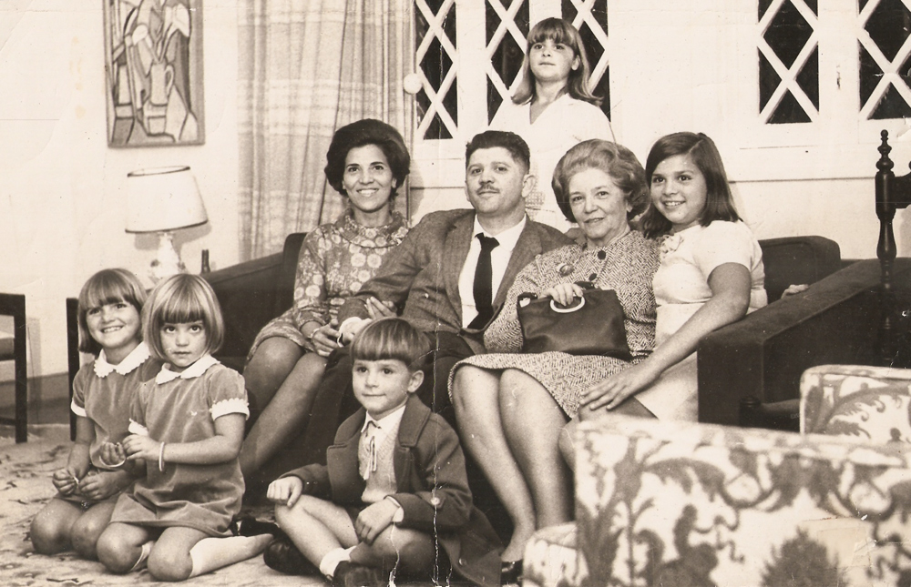 Pose para foto: à frente, Ana Lucia, Beatriz  e Marcelo;  no sofá, os pais, a avó materna  e Vera; e,  em pé, Eliana, em 1964