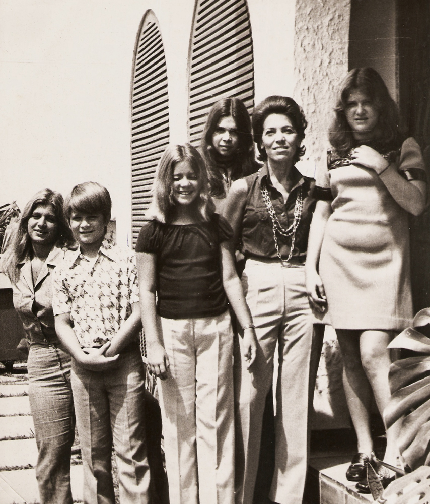 No Rio de Janeiro, em 1971, ano  em que seu pai desapareceu, Marcelo  e as mulheres  da família