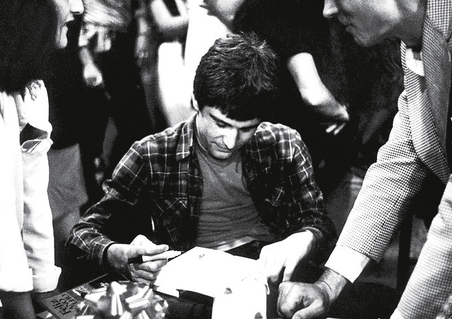 Noite de estreia: em 1982, autografando os primeiros exemplares do best-seller no Sesc Pompeia (SP)