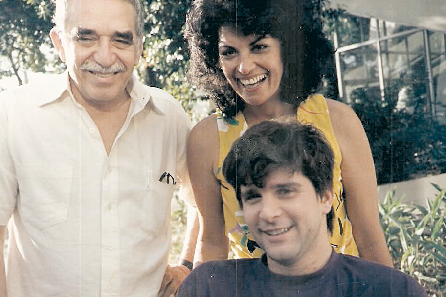 Em 1986, viajando com  a peça Feliz  ano velho em Cuba, com  o escritor Gabriel García Marquez