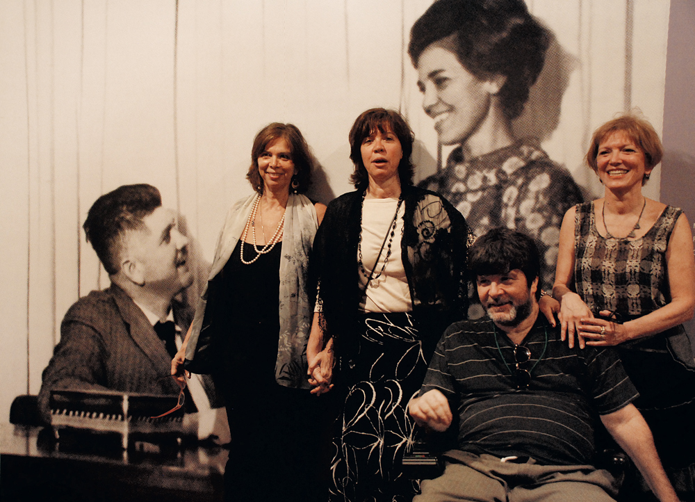 Com as irmãs Vera, Beatriz  e Ana Lucia,  na exposição em homenagem ao pai, o deputado Rubens Paiva:  “A história  do meu pai é uma coisa da qual não consigo  me libertar”