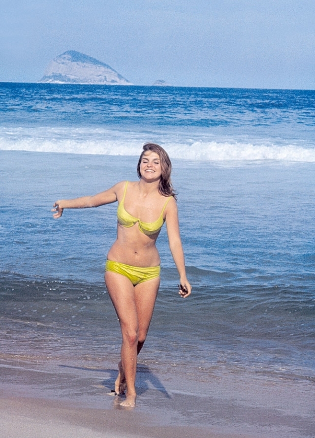 Biquíni com modelagem maior:  Além da linda foto grávida na praia, Leila Diniz  também inspira com um biquíni clássico.