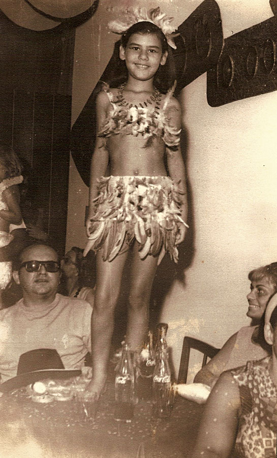Aos 12 anos, com os pais, no Carnaval do clube Caiçaras, em Santos (SP)