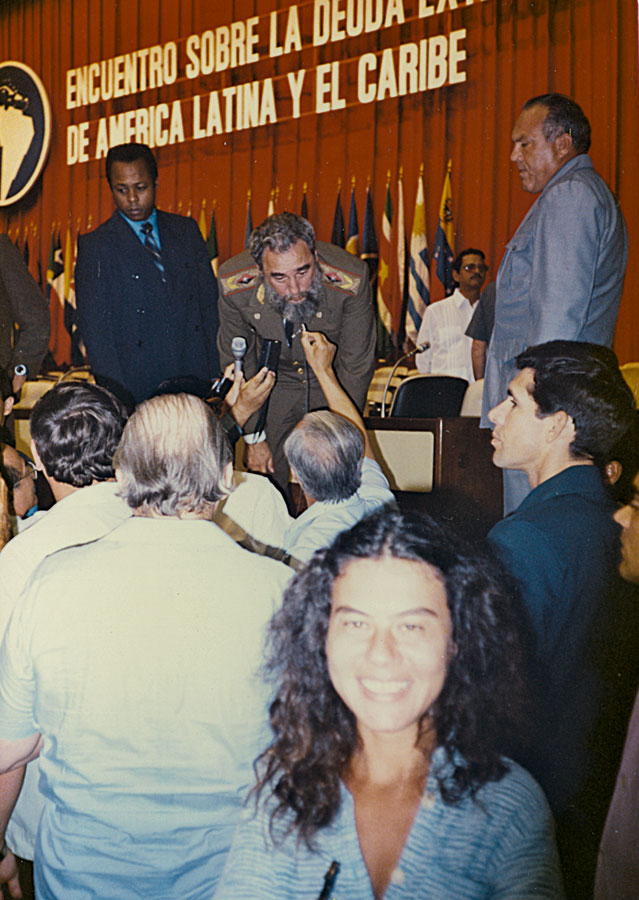 No primeiro Encuentro Sobre la Deuda Externa, em Cuba, em 1985. Ao fundo, o presidente Fidel Castro