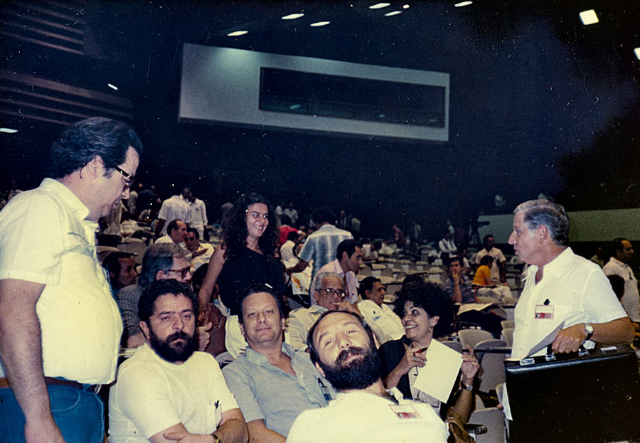 Em Cuba, atrás de Lula, o físico Luiz Pinguelli Rosa (de azul), Jair Meneguelli, a historiadora e filósofa Marilena Chaui (sentada) e o político Severo Gomes