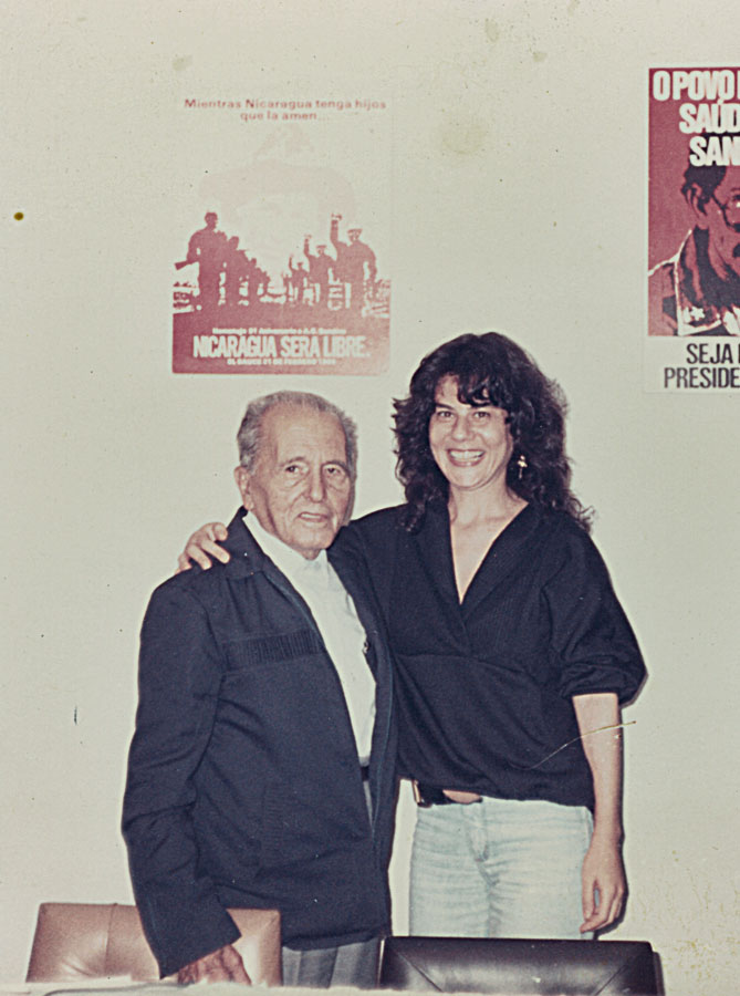 Com Luís Carlos Prestes, no ato em prol da Nicarágua sandinista contra revolucionários, no Rio de Janeiro, nos anos 80
