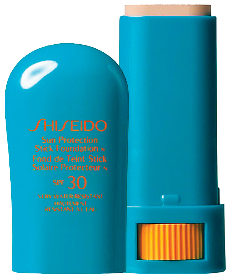 À prova d’água:  “Para surfar, uso um protetor muito resistente à água, da Shiseido. Por ser em bastão, é fácil de aplicar”