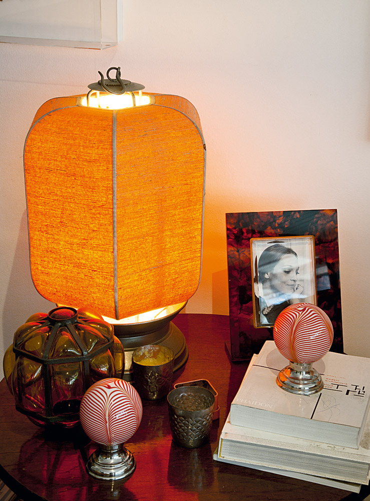 Feira livre -  A luminária é do antiquário Juliana Benfatti, os enfeites de bolinhas de Murano foram comprados em uma feirinha em Minas Gerais e o objeto de vidro, na loja do Masp