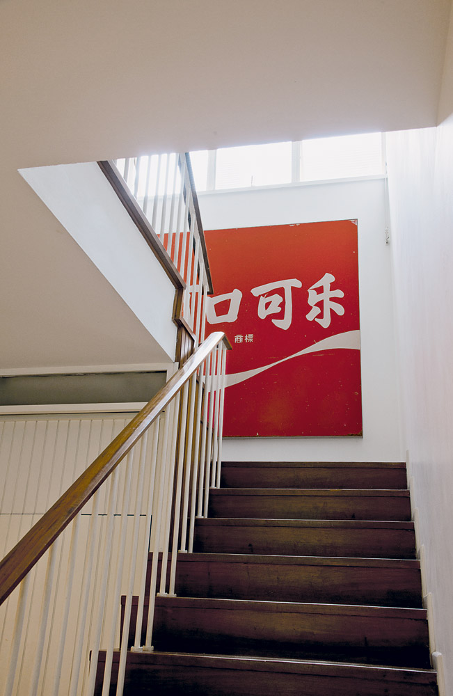 Lá no alto:  O quadro na escada, que tem escrito Coca-Cola em japonês, foi presente do arquiteto Isay Weinfeld