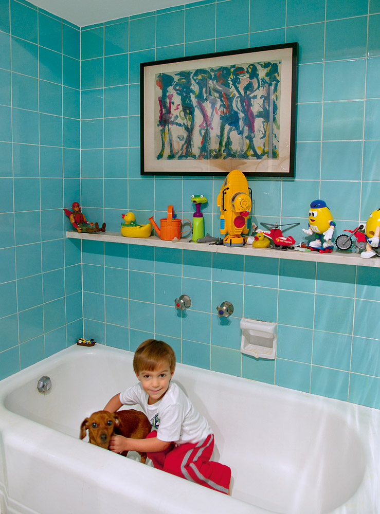 Em extinção - Um quadro de Ivald Granato fica no banheiro das crianças. Os azulejos verde-água são uma das coisas que Carolina mais vai sentir falta quando se mudar – já que, de tão antigos, eles não são mais fabricados