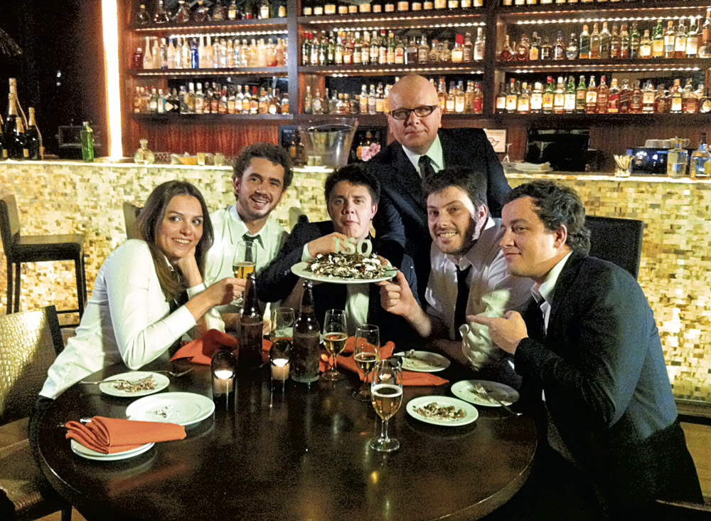 Com os colegas Felipe Andreoli, Oscar Filho, Danilo Gentilli, Rafael Cortez e Marcelo Tas, durante gravação do 150º CQC