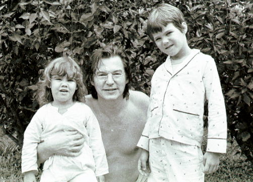 Com o avô Tom e o irmão, Daniel,  no sítio Poço Fundo, em São José do Vale  do Rio Preto, em 1979
